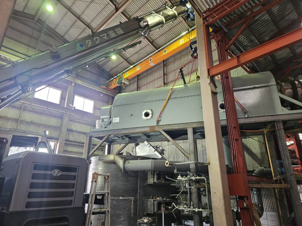 岡山県総社市 工場建屋内の機械据付 クレーン使用