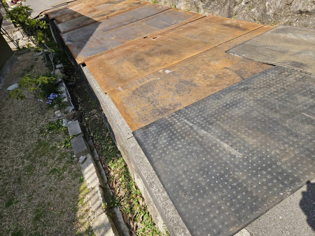 岡山市南区 敷鉄板・路面養生 重機搬入