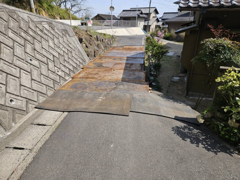 岡山市南区 敷鉄板・路面養生 重機搬入