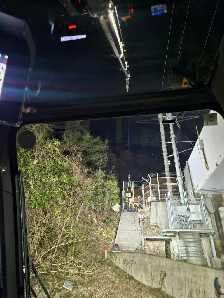 岡山県倉敷市 新幹線高架横での夜間資材揚重 25tクレーン