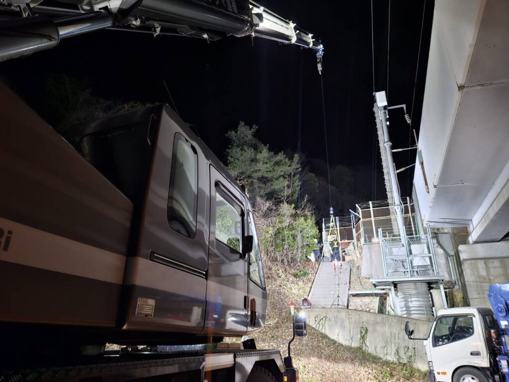岡山県倉敷市 新幹線高架横での夜間資材揚重 25tクレーン