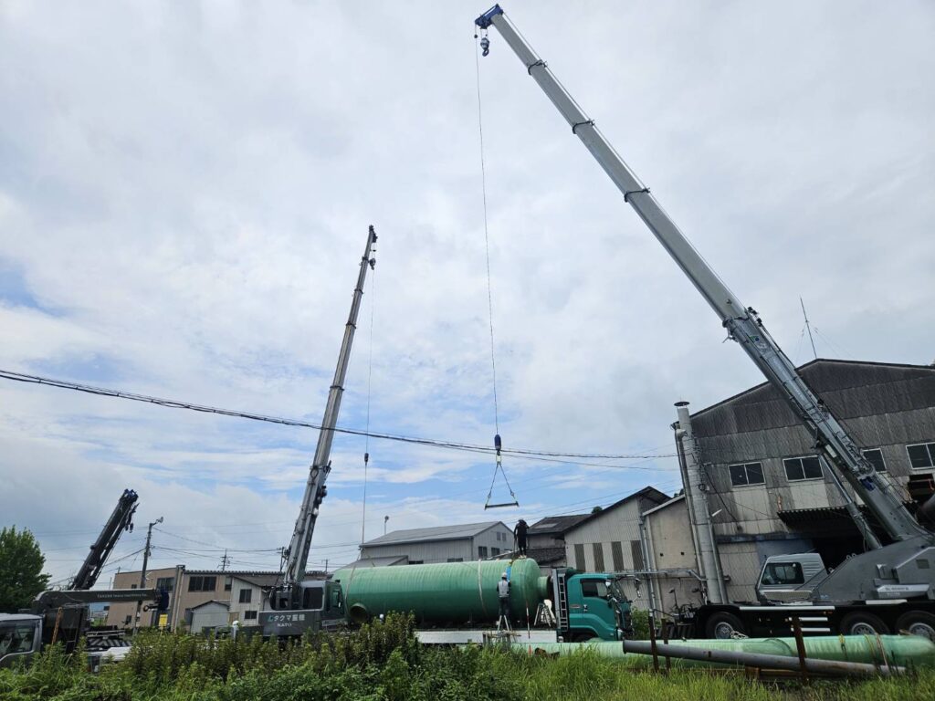 岡山県総社市 タンクの立起こし 60t/25tラフタークレーン