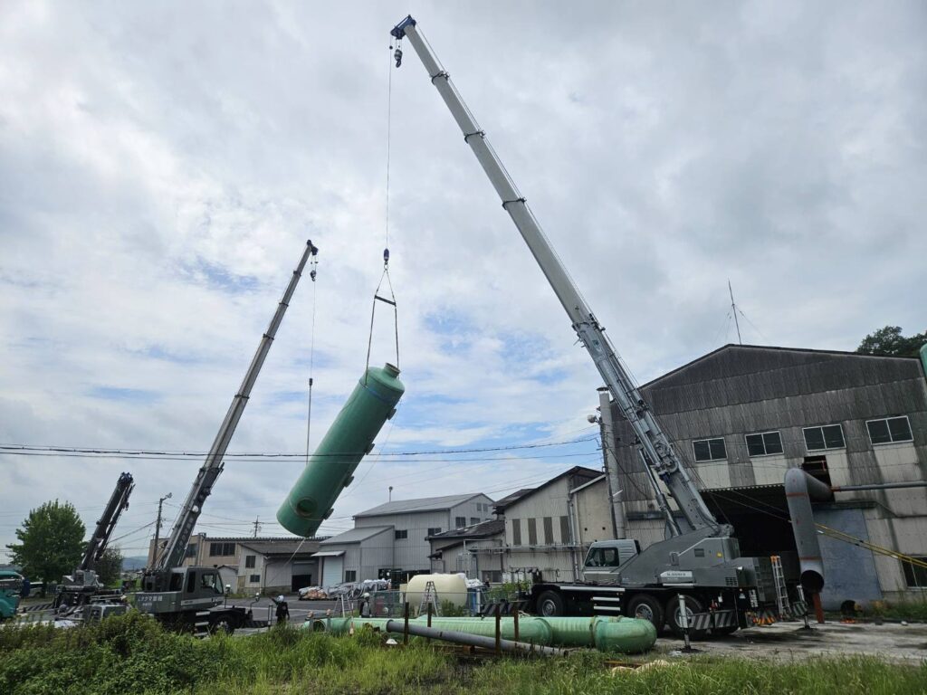 岡山県総社市 タンクの立起こし 60t/25tラフタークレーン