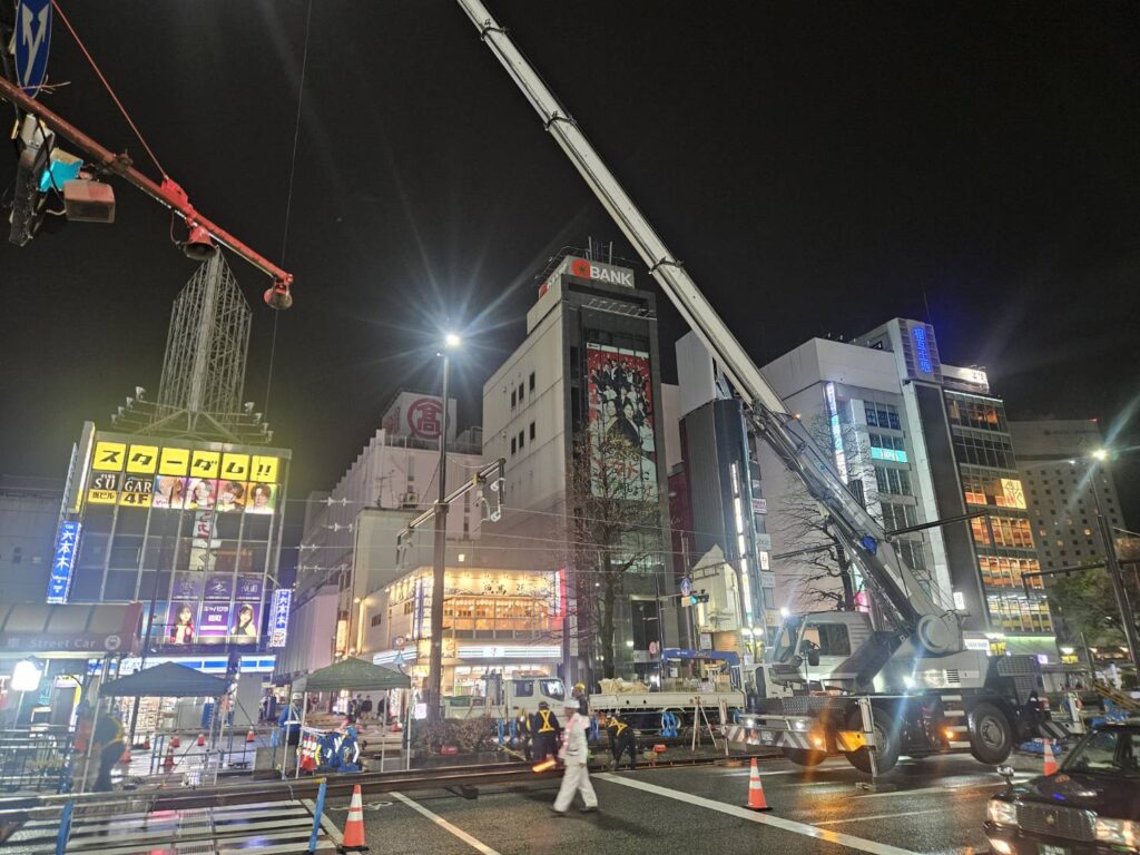 岡山市 市街地での夜間クレーン作業 路面電車まわり 20t
