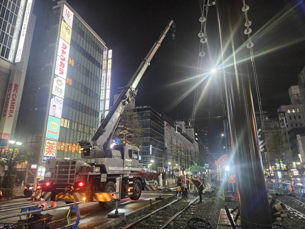 岡山市 市街地での夜間クレーン作業 路面電車まわり 20t
