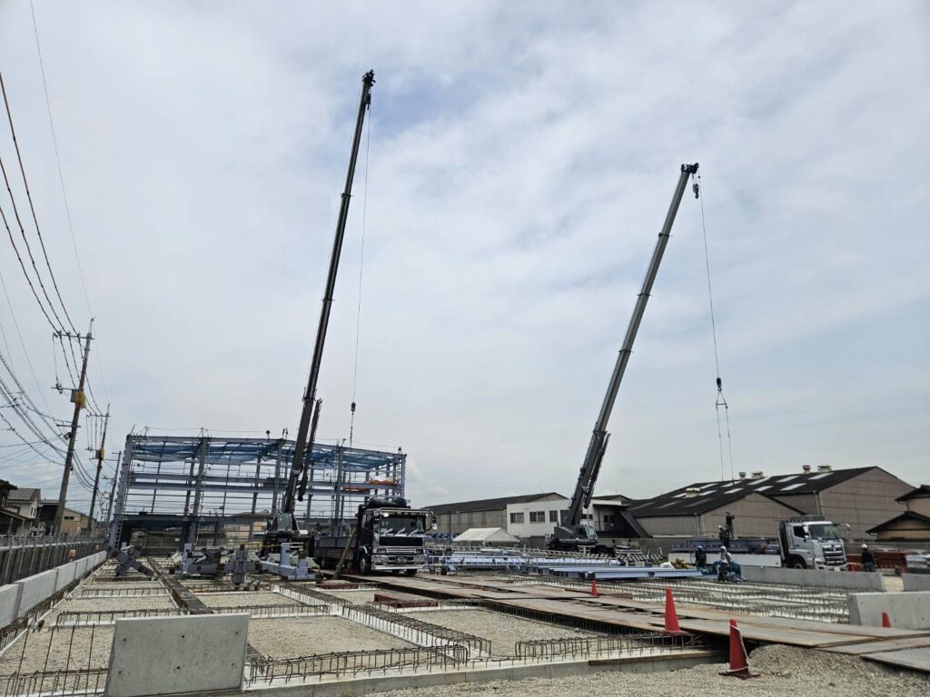 岡山県倉敷市 鉄骨倉庫の建方 60t/25tラフタークレーン