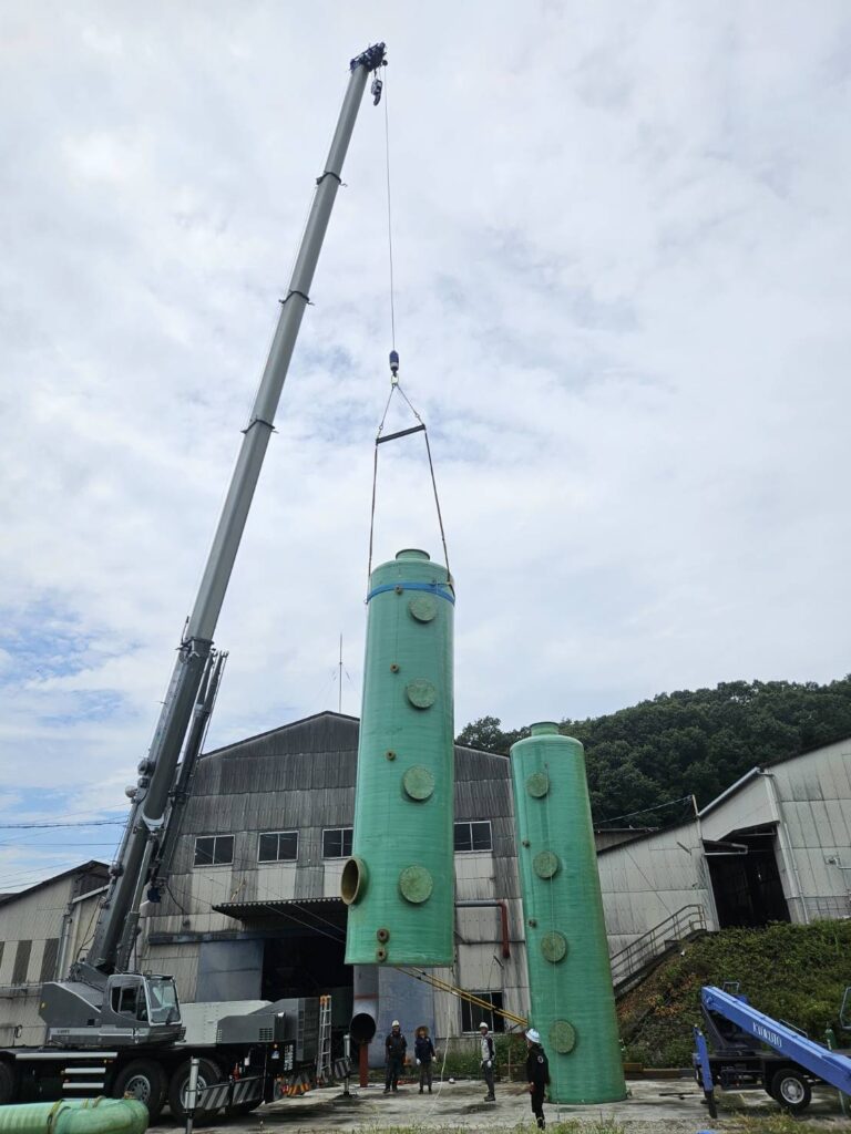 岡山県総社市 タンクの立起こし 60t/25tラフタークレーン