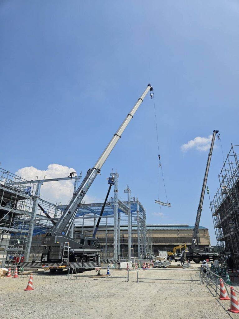 香川県直島 工場の建方 60t/25tラフタークレーン