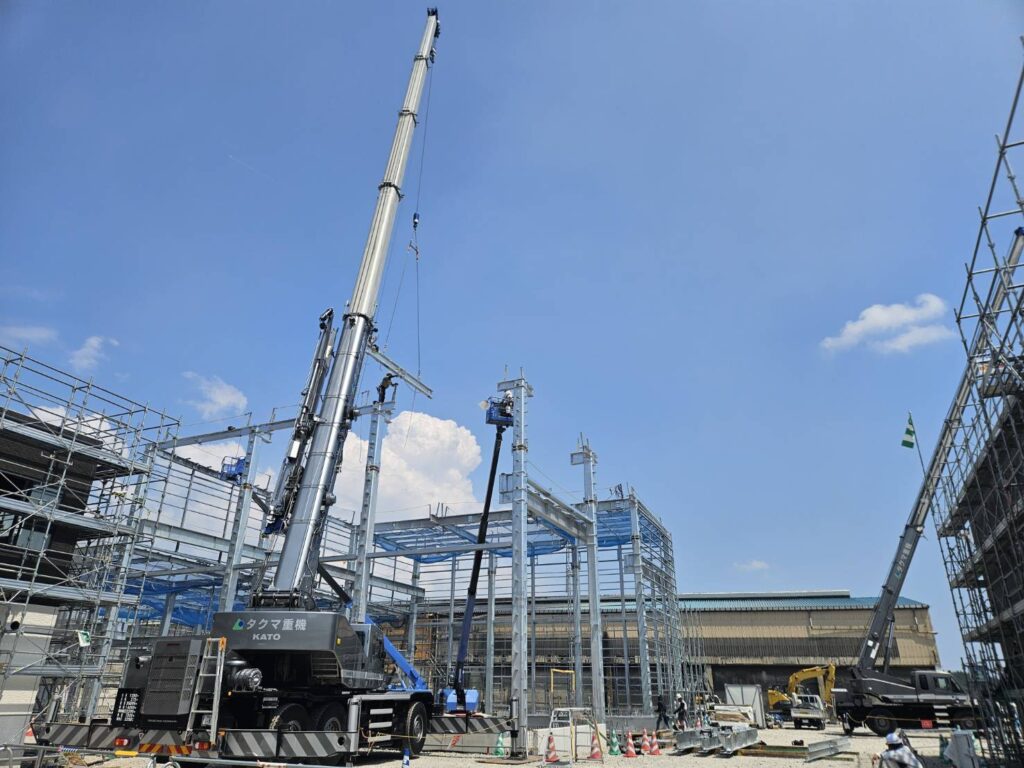 香川県直島 工場の建方 60t/25tラフタークレーン