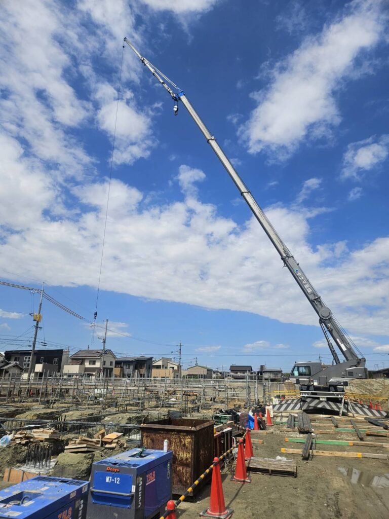 岡山県倉敷市 鉄骨倉庫の建方 60t/25tラフタークレーン